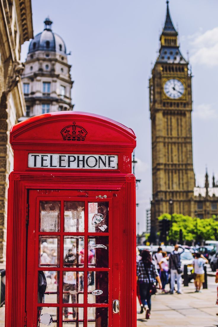 A picture showing UK phone booth in front and in the background is the big ben building