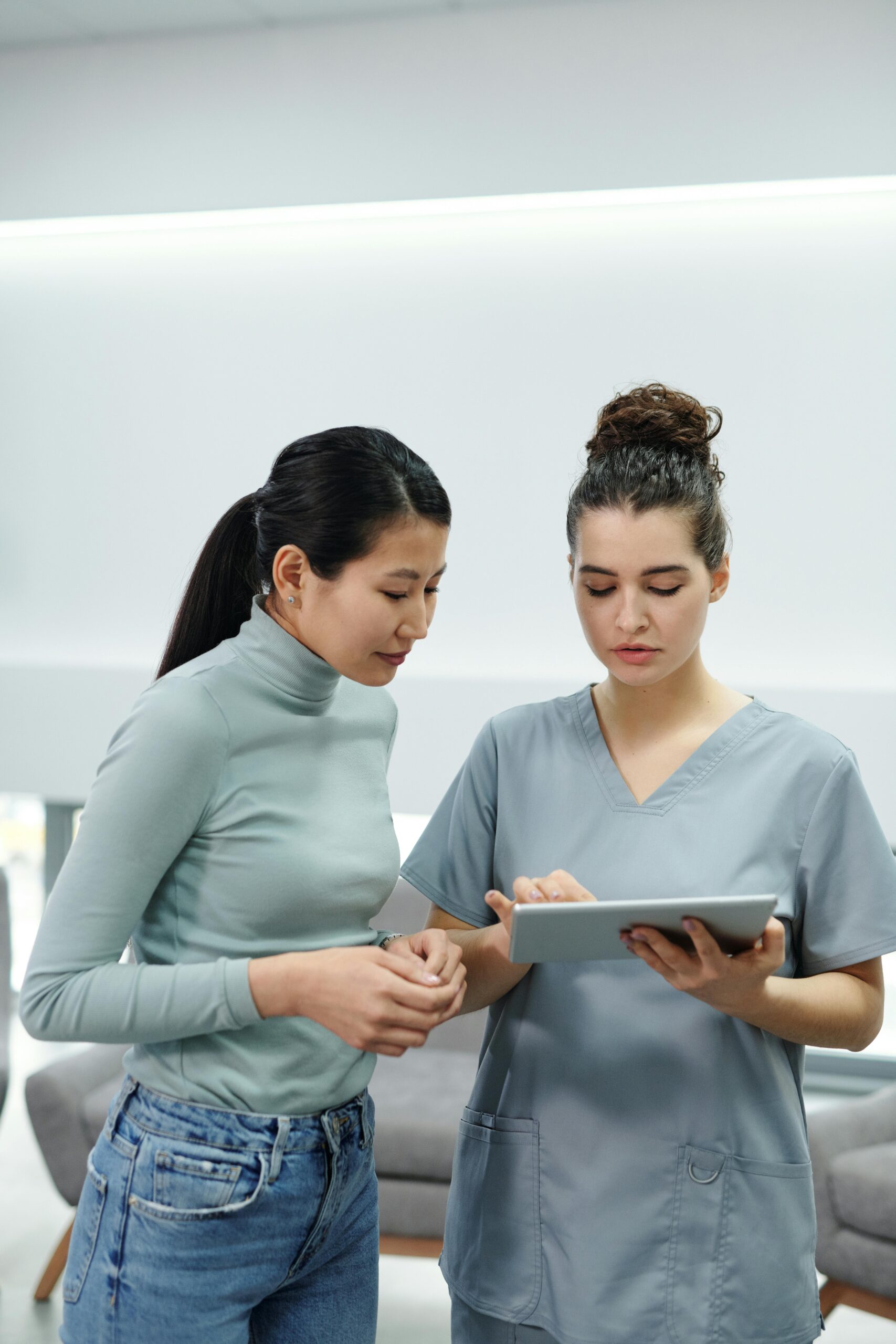 NURSE COUNSELLING A PATIENT